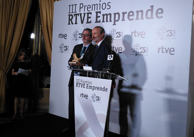 Miguel Ángel Sánchez, director de Podiprint recoge el Premio Emprende